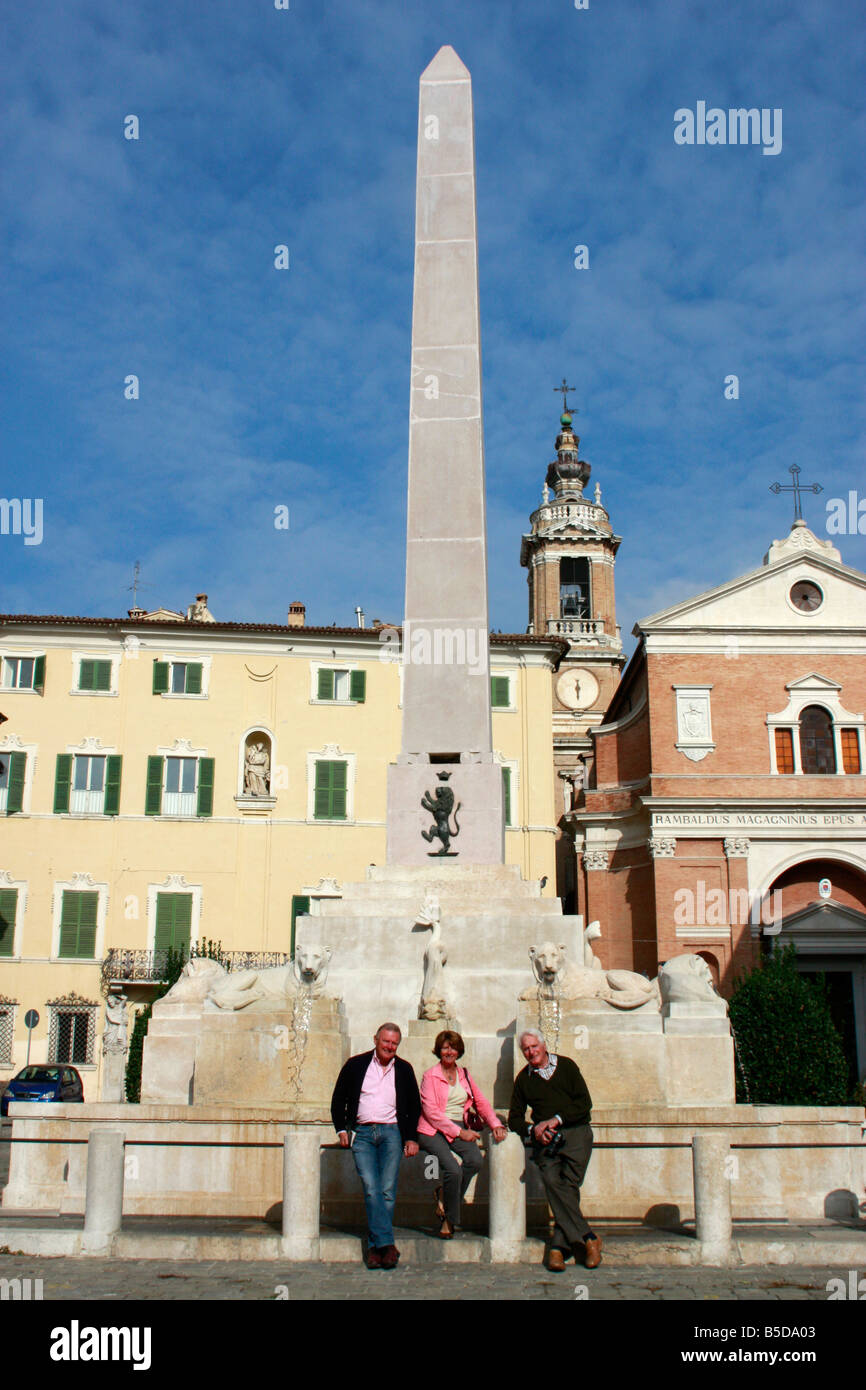 Besucher am Obelisk Löwenbrunnen im 14. Jahrhundert historischen wunderschönen ummauerten Hilltown von Jesi in Le Marche, Italien Stockfoto