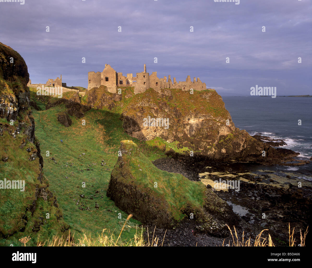Dunluce Castle, belagert von den Briten im 16. Jahrhundert, Portrush, County Antrim, Ulster, Nordirland Stockfoto