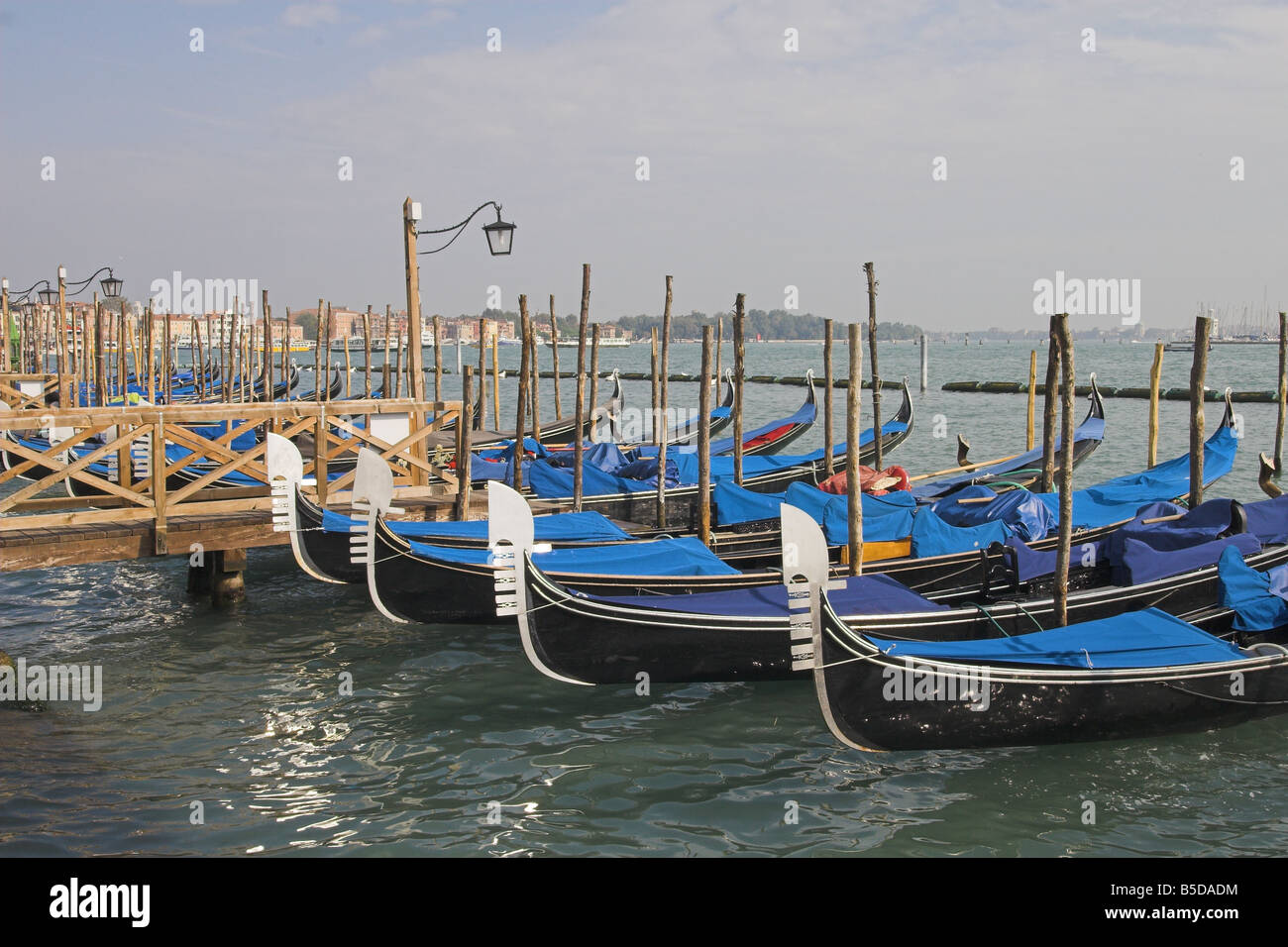 Gondeln in Reihe, Venedig Stockfoto