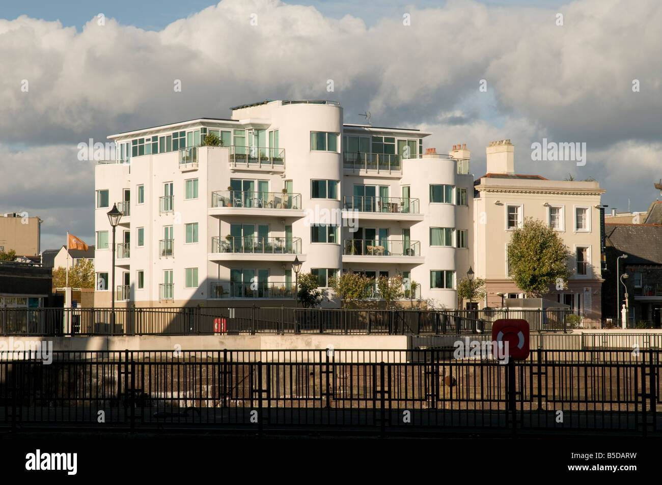 Block des Art-deco-Stil moderne am Ufer Wohnungen und Apartments Bucht von Cardiff, Wales UK Stockfoto