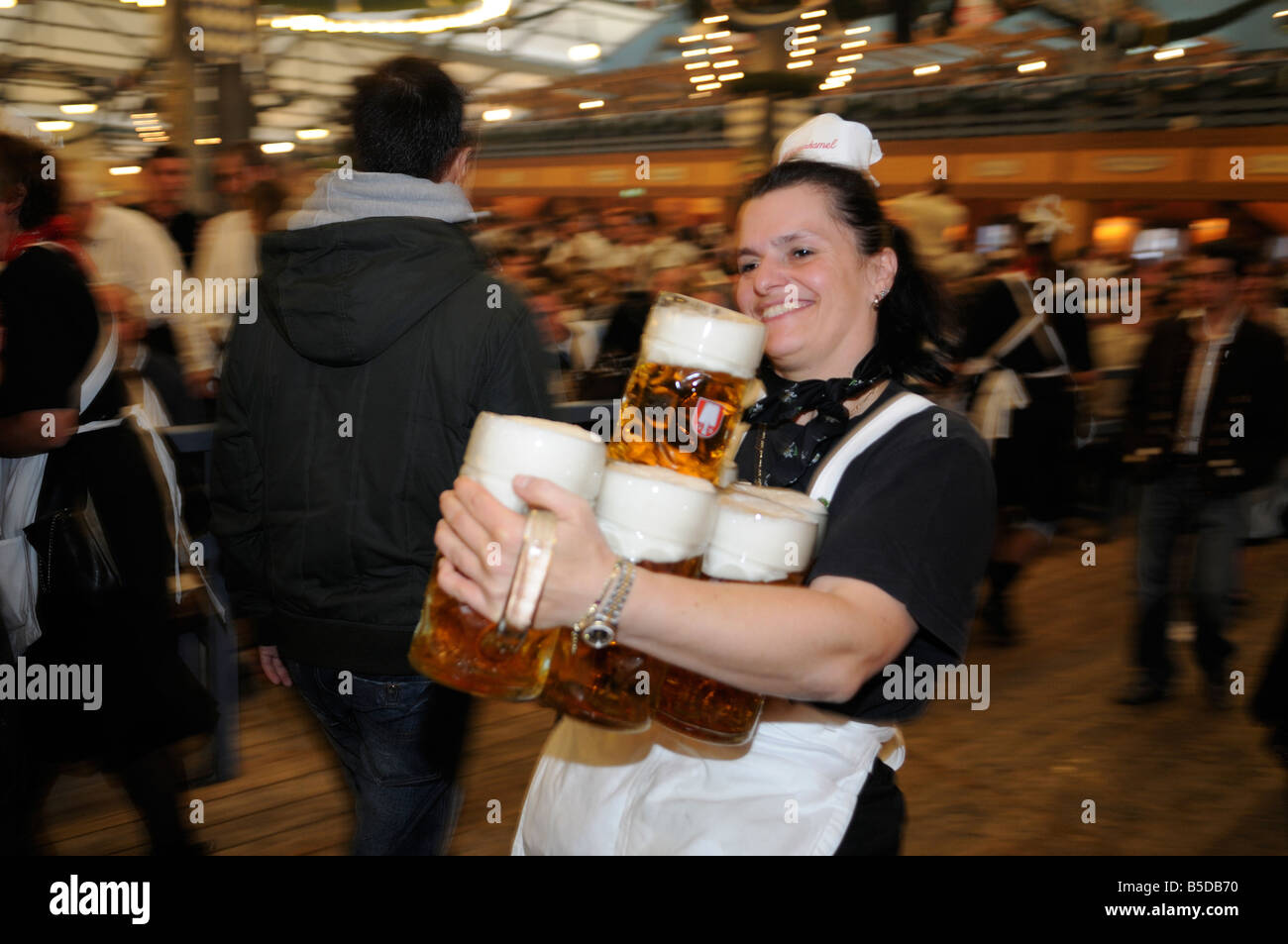 Wiesn-Kellnerin mit Bier Stockfoto