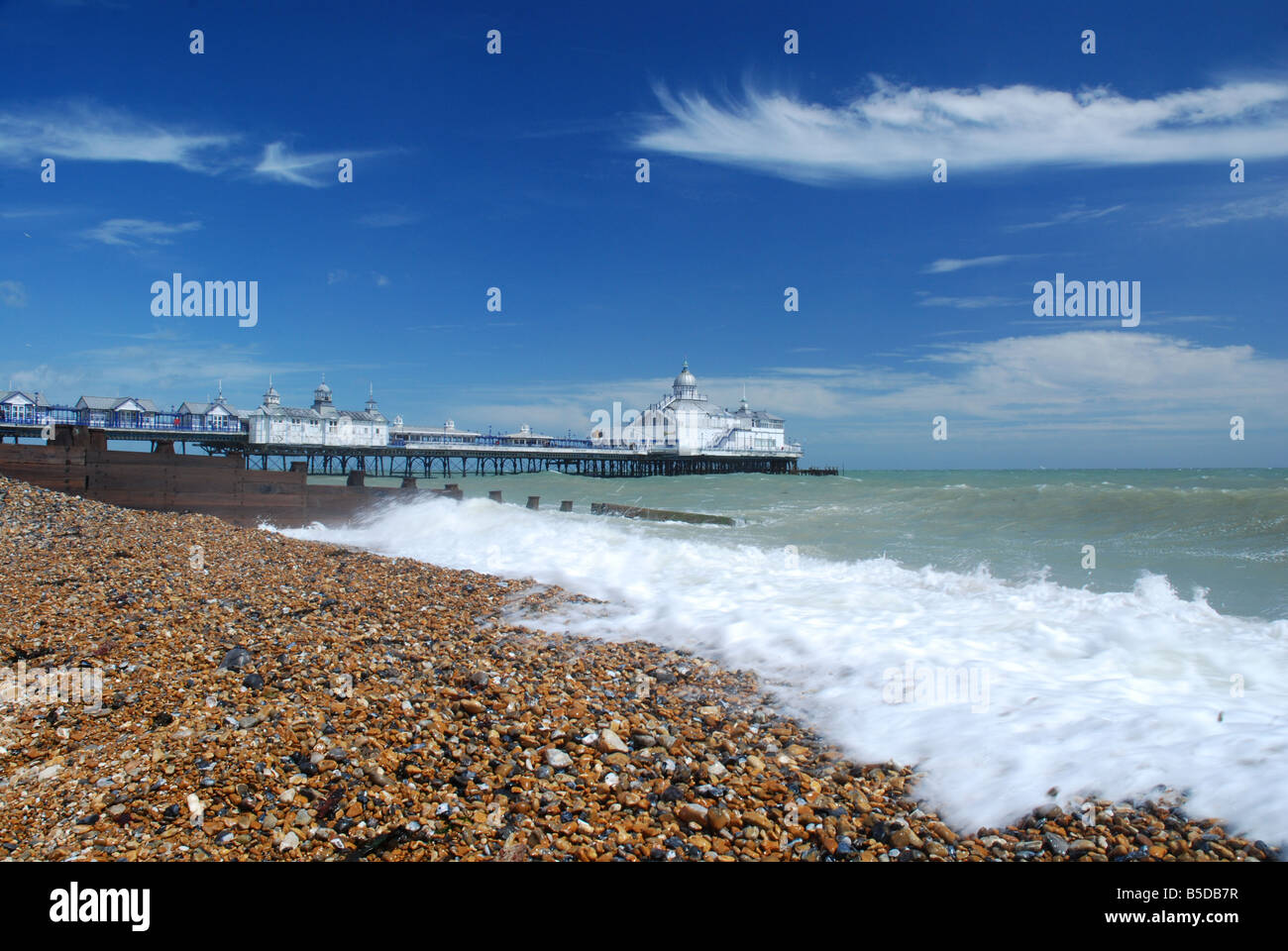 Einem ruhigen Sommertag am Strand von Eastbourne, East Sussex. Stockfoto