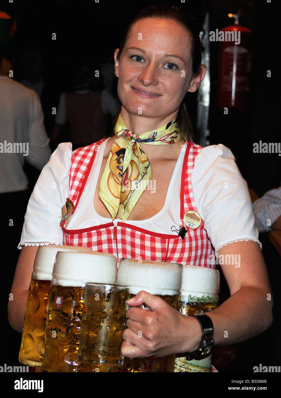 Wiesn-Kellnerin mit Bier Stockfoto
