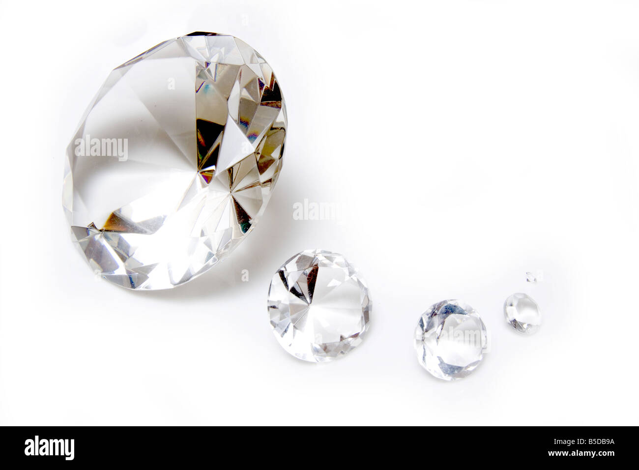 Diamanten, die isoliert auf einem weißen Studio-Hintergrund Stockfoto