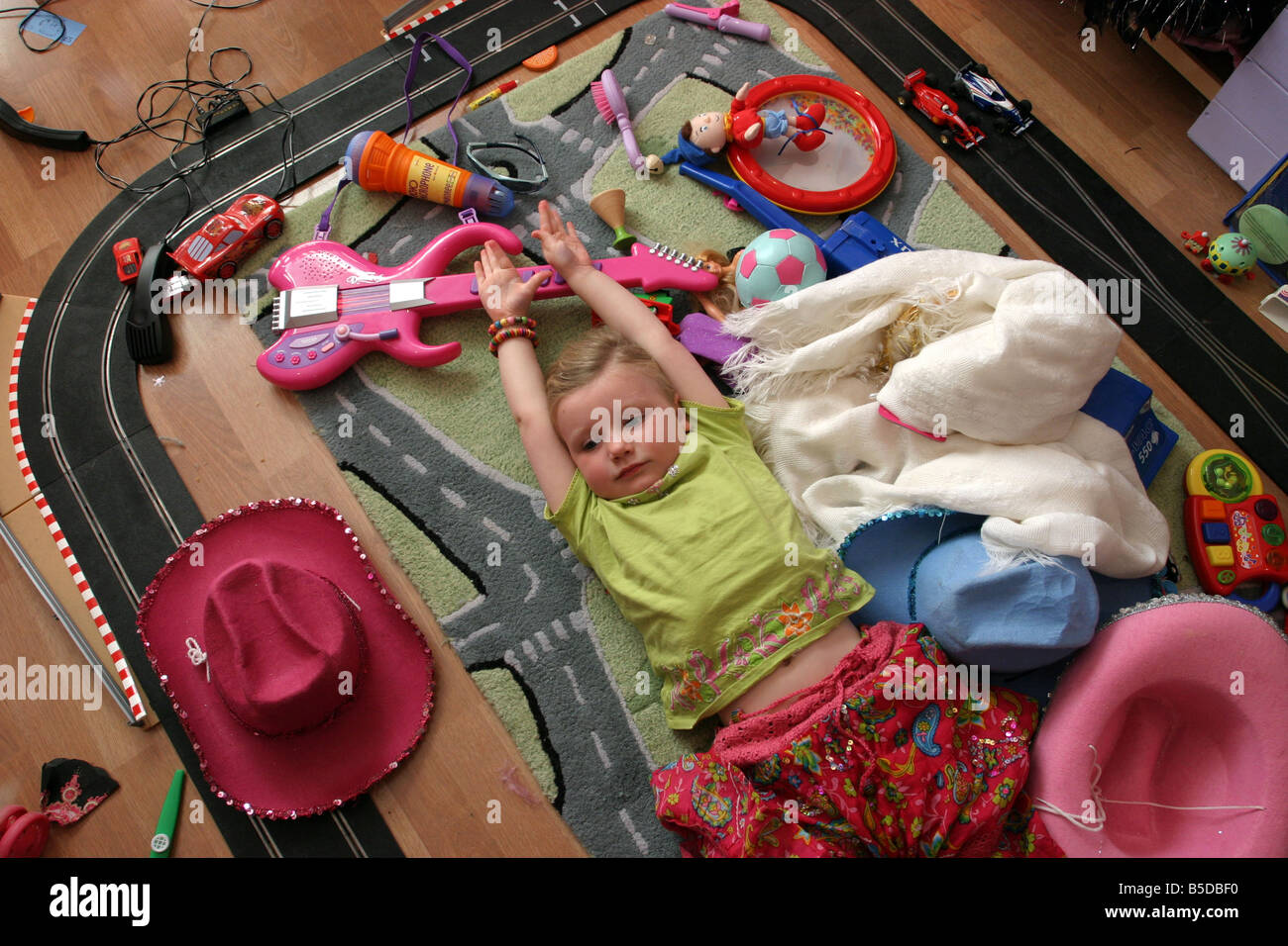 Junges Mädchen in ihrem Spielzimmer liegen Stockfoto