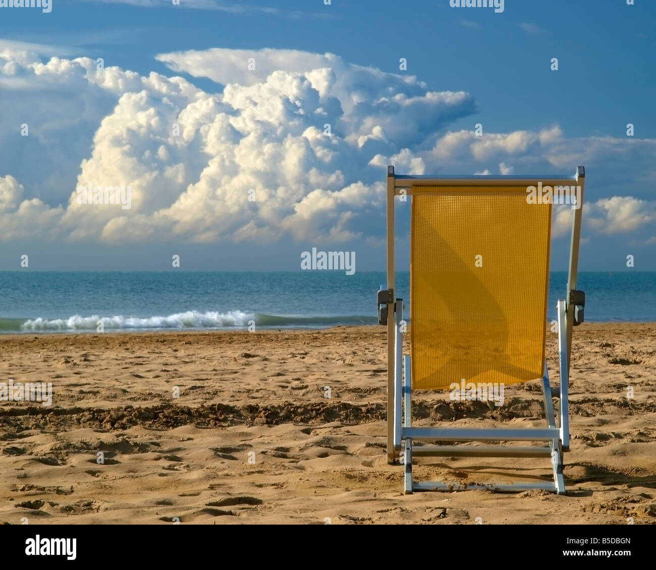 Einzigen Liegestuhl auf dem sandigen Strand, Meer mit Pferden, dramatischer  Himmel Anfang September, Bibione, nördliche Italien, Adria, Eur  Stockfotografie - Alamy