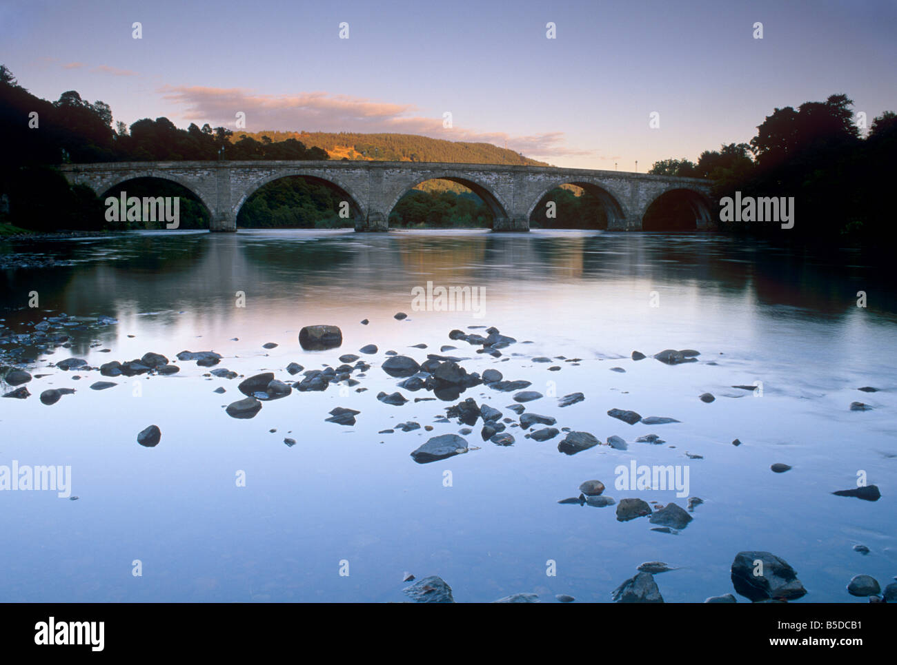 Die sieben Bögen Dunkeld-Brücke über den Tay in der Abenddämmerung, gebaut von Thomas Telford, Dunkeld, Perth und Kinross, Schottland Stockfoto