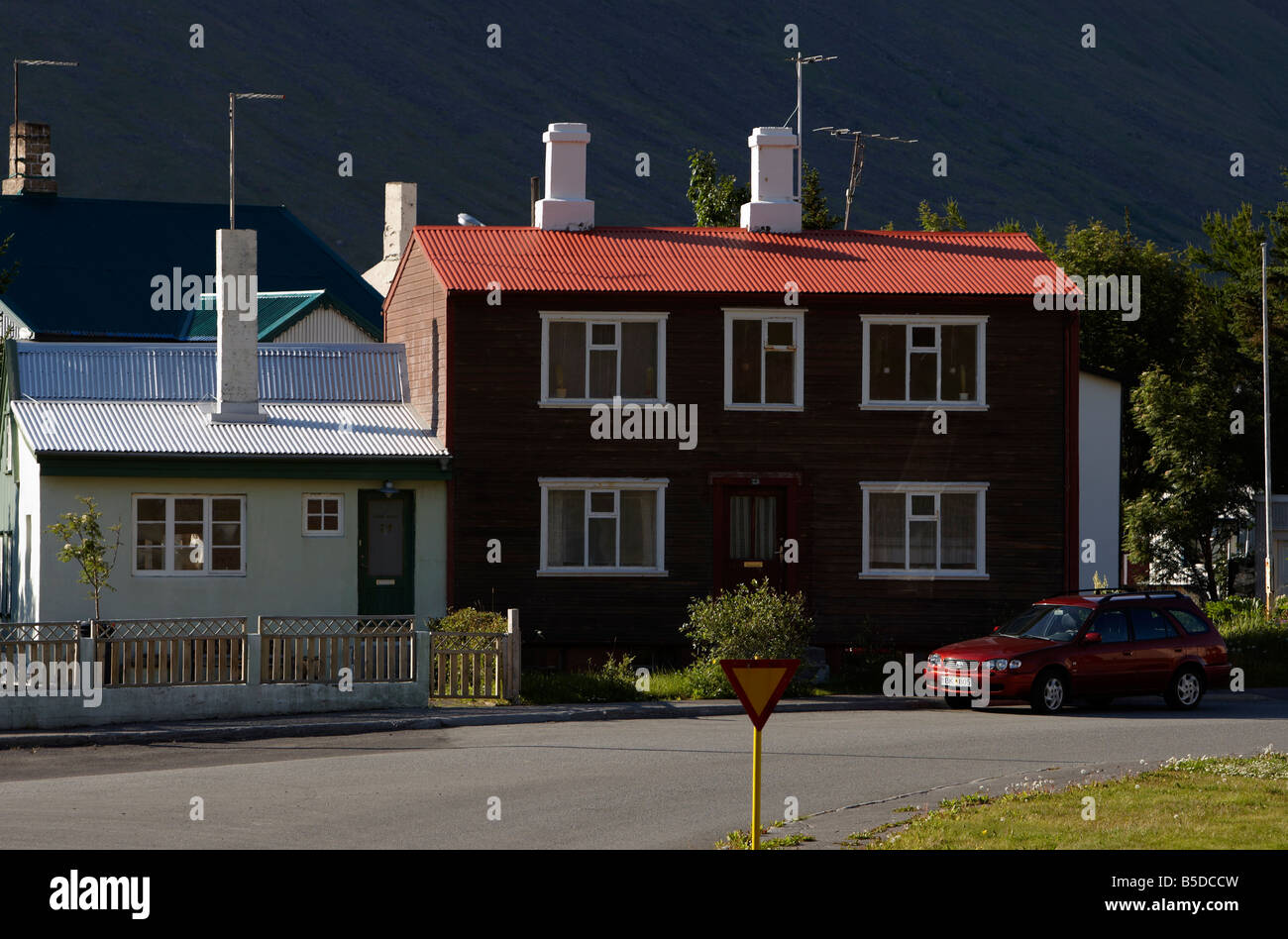 Die Stadt Isafjördur westlich von Island Stockfoto