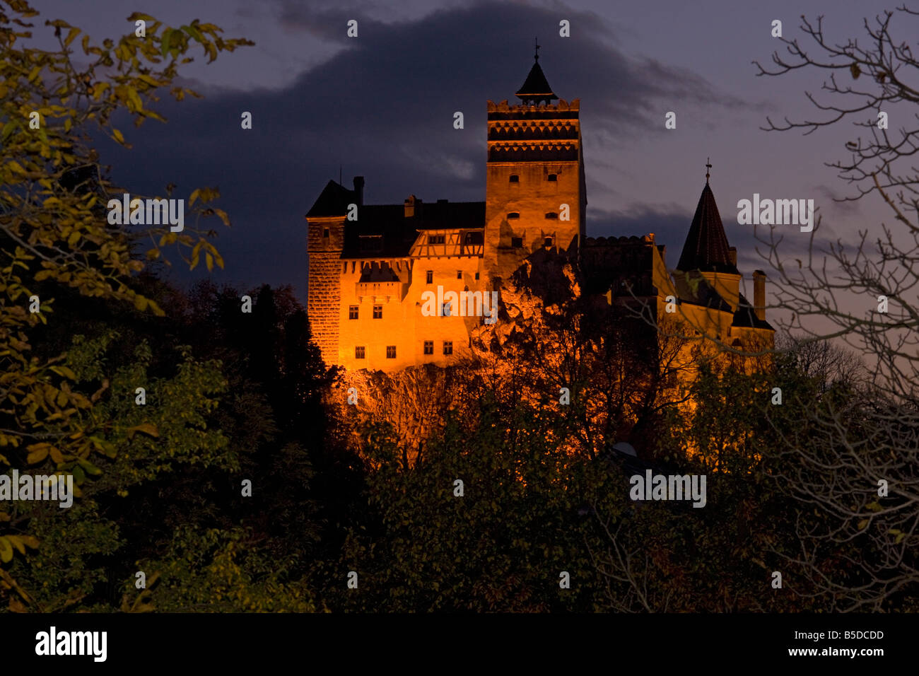 Draculas Schloss oder Muzeului Castel beleuchtet im Herbst Bran Siebenbürgen Rumänien Stockfoto