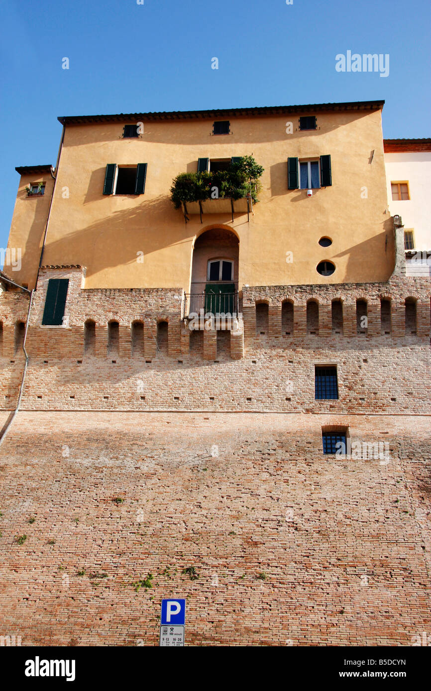 die 14. Jahrhundert historischen Mauern von der schönen Hilltown von Jesi in Le Marche, Italien sind auf römischen Fundamenten erbaut. Stockfoto