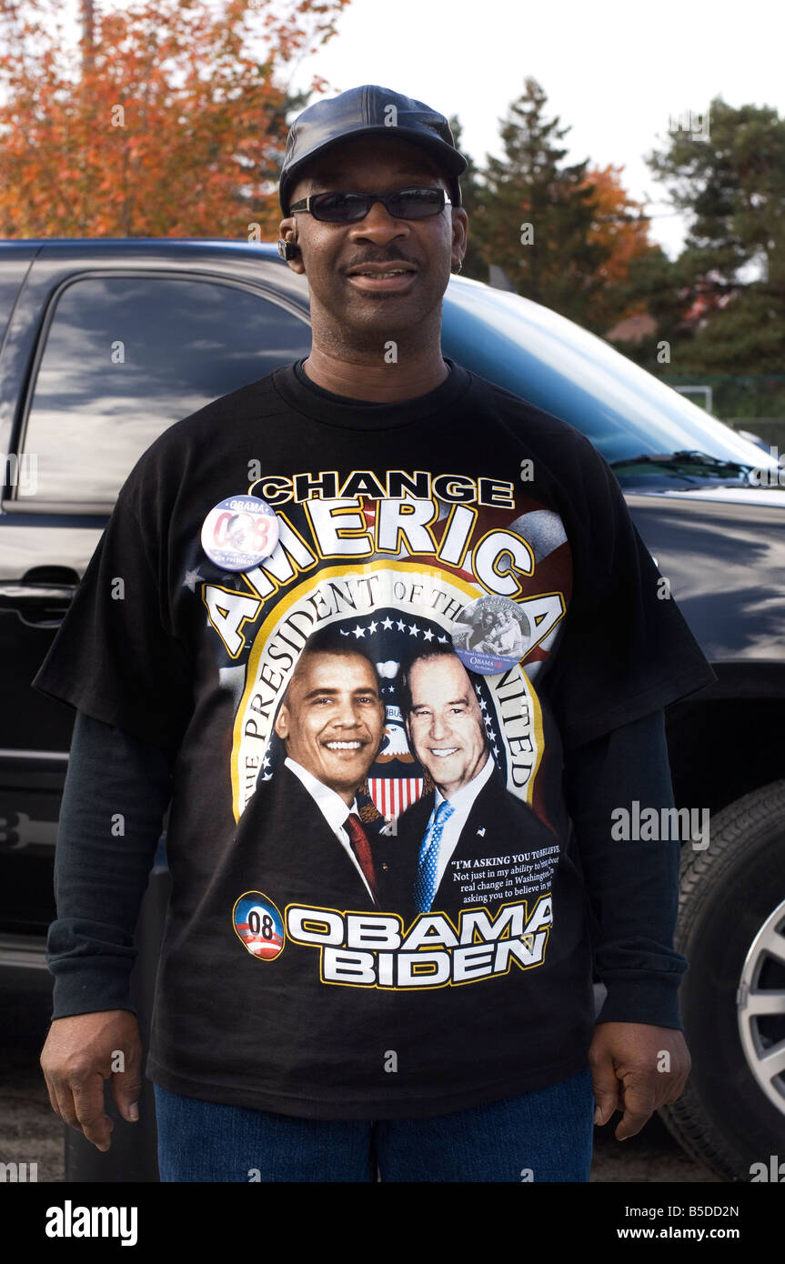 Schwarzer Mann, Barack Obama-Unterstützer. Er trägt ein Hemd, das voting für Barack Obama als Präsident und Joe Biden als VP unterstützt. Stockfoto