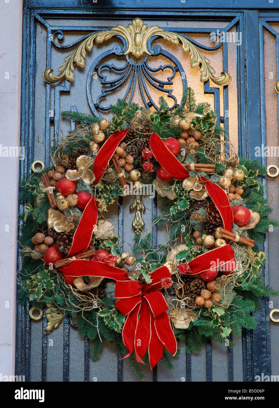 Weihnachtskranz an Tür Brook Street London England England Europa Stockfoto