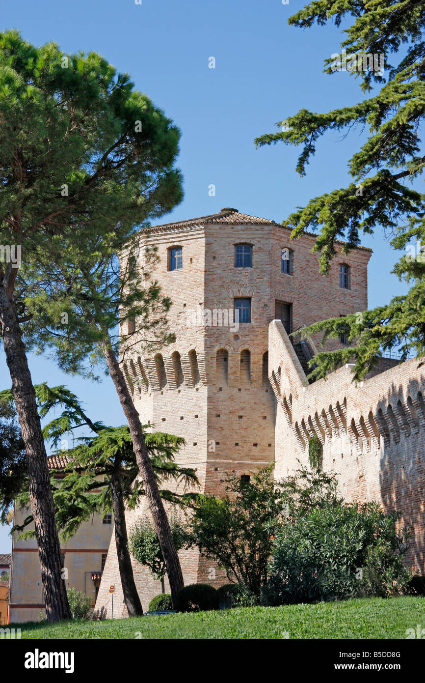 die 14. Jahrhundert historischen Mauern von der schönen Hilltown von Jesi in Le Marche, Italien sind auf römischen Fundamenten erbaut. Stockfoto