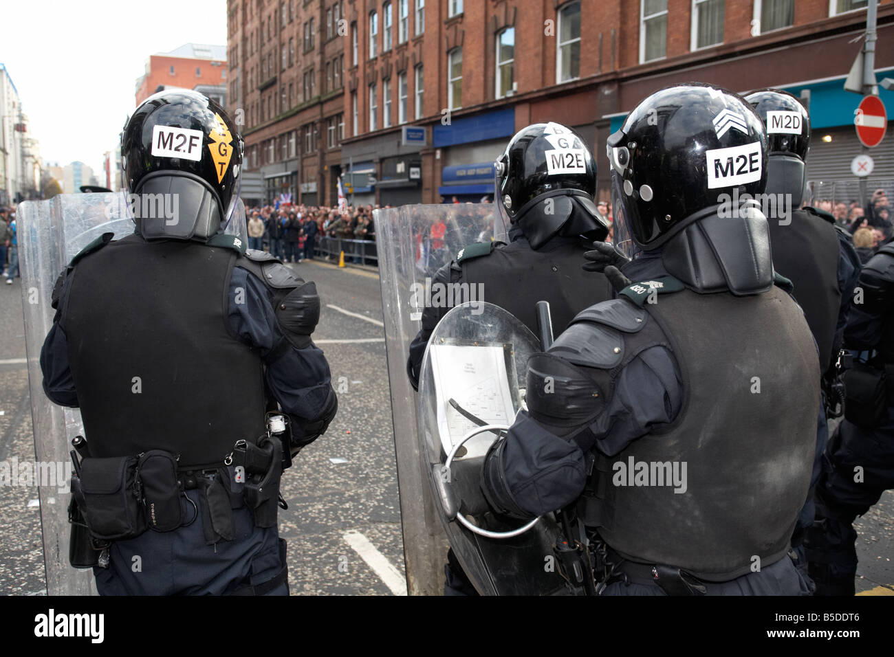 PSNI Police Service of Northern Ireland Riot Kontrollbeamten stehende Bewachung während Loyalist Protest parade Belfast City Cent Stockfoto