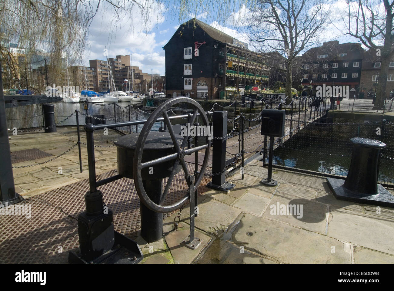 St. Katherine's Dock, von der Themse, London E1, England, Europa Stockfoto