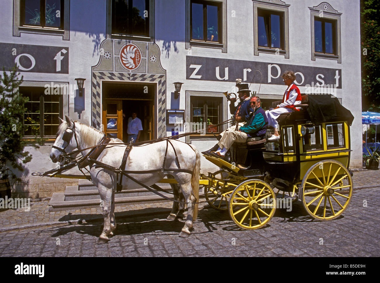 Deutsche Menschen, deutsche Touristen, Mann, Frau, Paar, Pferdekutsche tour, Kutscher, Eberfing, Bayern, Deutschland, Europa Stockfoto