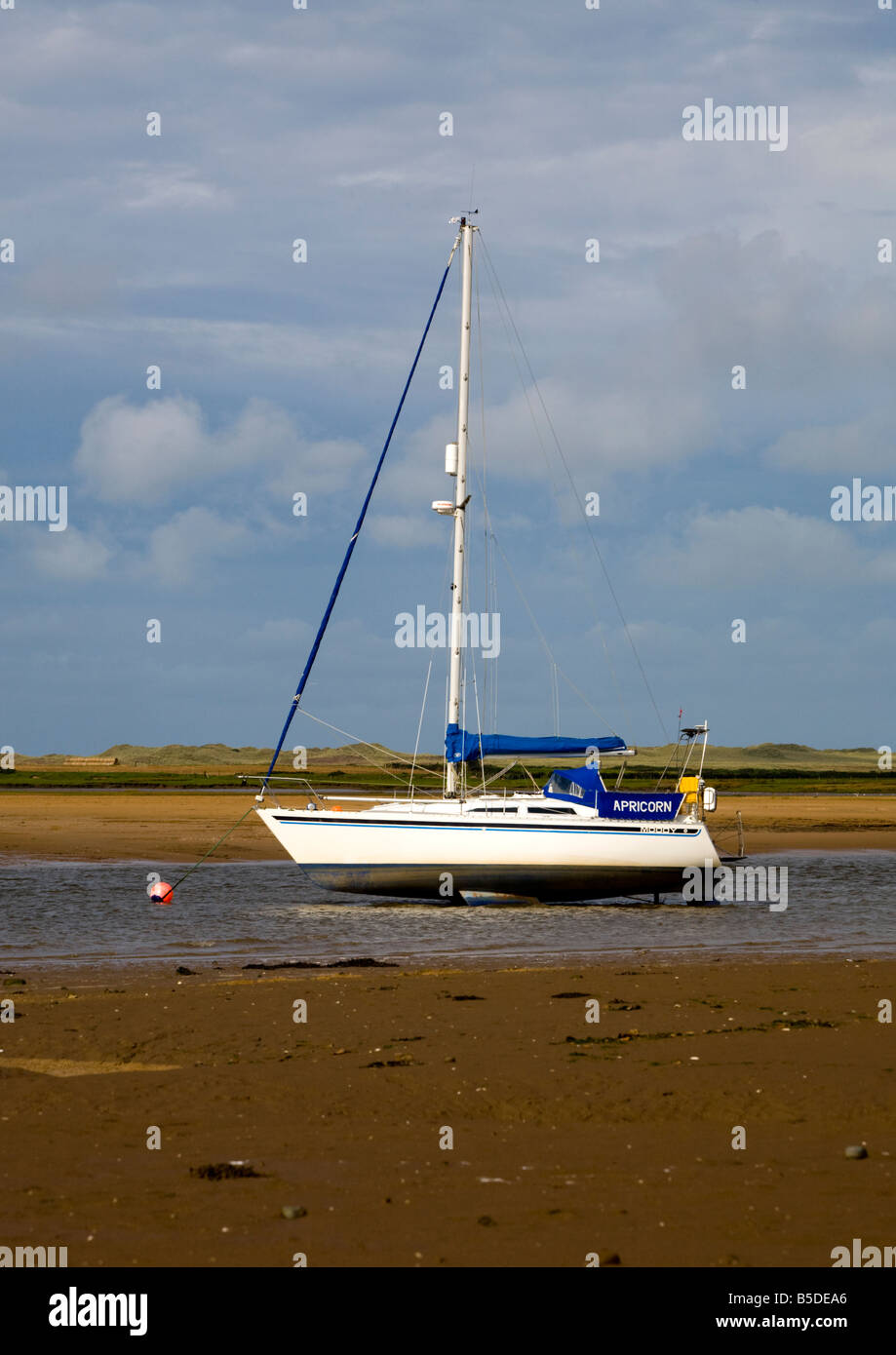 Ravenglass Cumbria Hafenstrand Ebbe gestrandet Bilge Kiel Festmachen Boote Yachten Masten Leuchtfeuer Freizeit Seenplatte Urlaub res Stockfoto