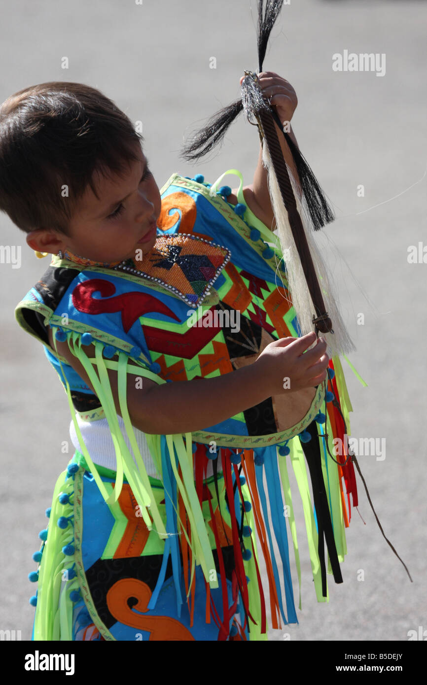 Native American Indian junge hält ein Pferdehaar Peitsche in ein schickes Outfit in ein Pow Wow am Seeufer Milwaukee tanzen Stockfoto