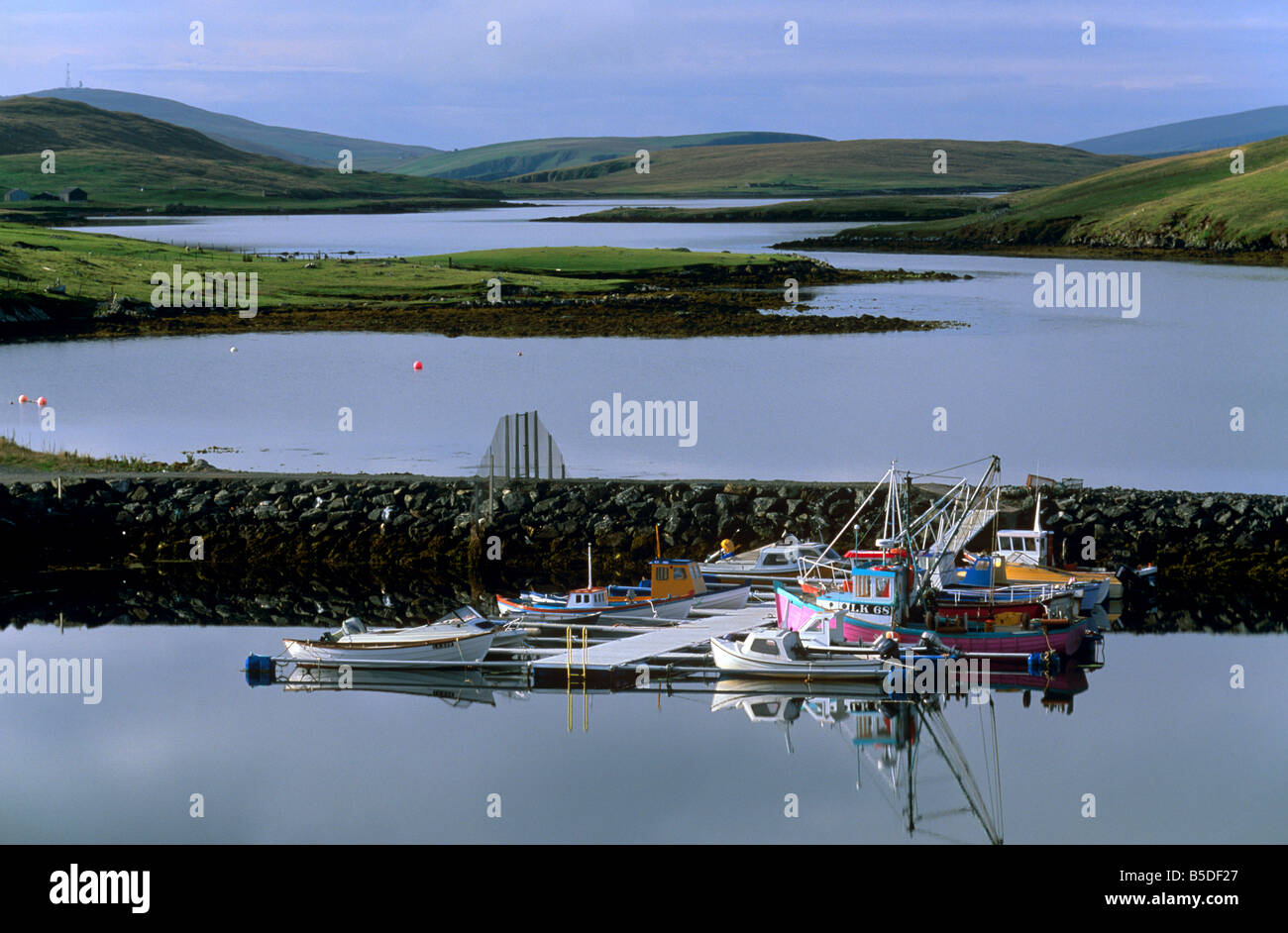 Ende der Brücke, Boote und Süd Voe, Blick nach Süden, Osten und West Burra, Schottland, Shetland-Inseln, Europa Stockfoto