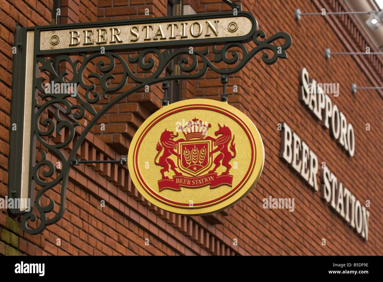 Ein Zeichen für den Bahnhof Sapporo Bier in Tokio, Japan. Dies ist eine der großen Brauereien Japans. Stockfoto