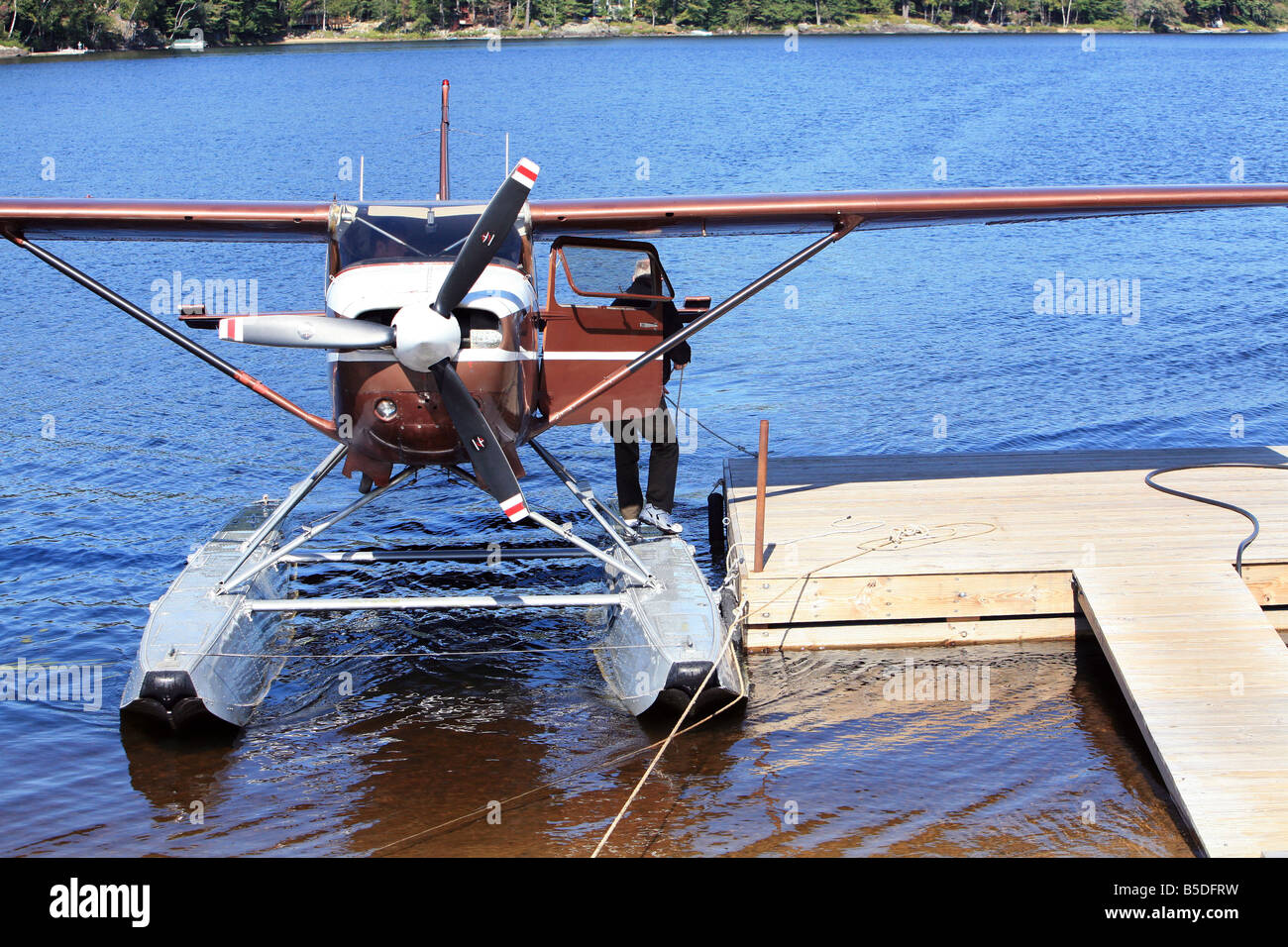 Einem einmotorigen Wasserflugzeug an das Dock am langen See New York gebunden. Stockfoto