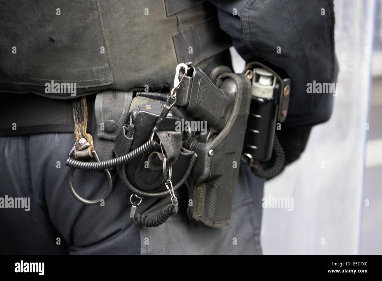 PSNI Police Service of Northern Ireland Riot Control Officer tragen Glock Pistole während der Störung Stockfoto