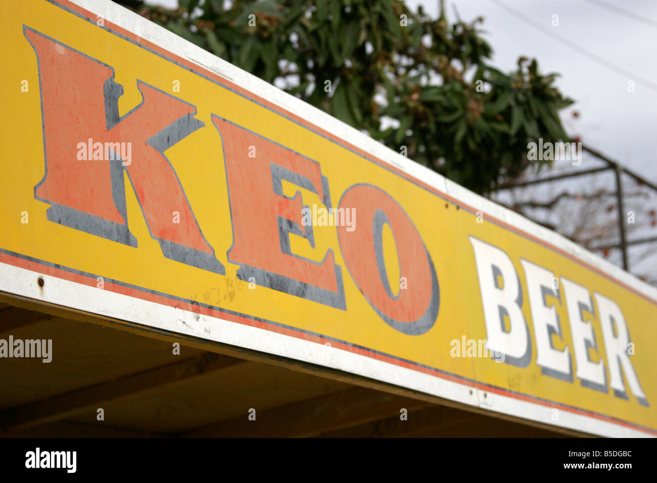 KEO Beer Anzeige an einer Bushaltestelle in der zypriotischen Dorf Agia Anna Stockfoto