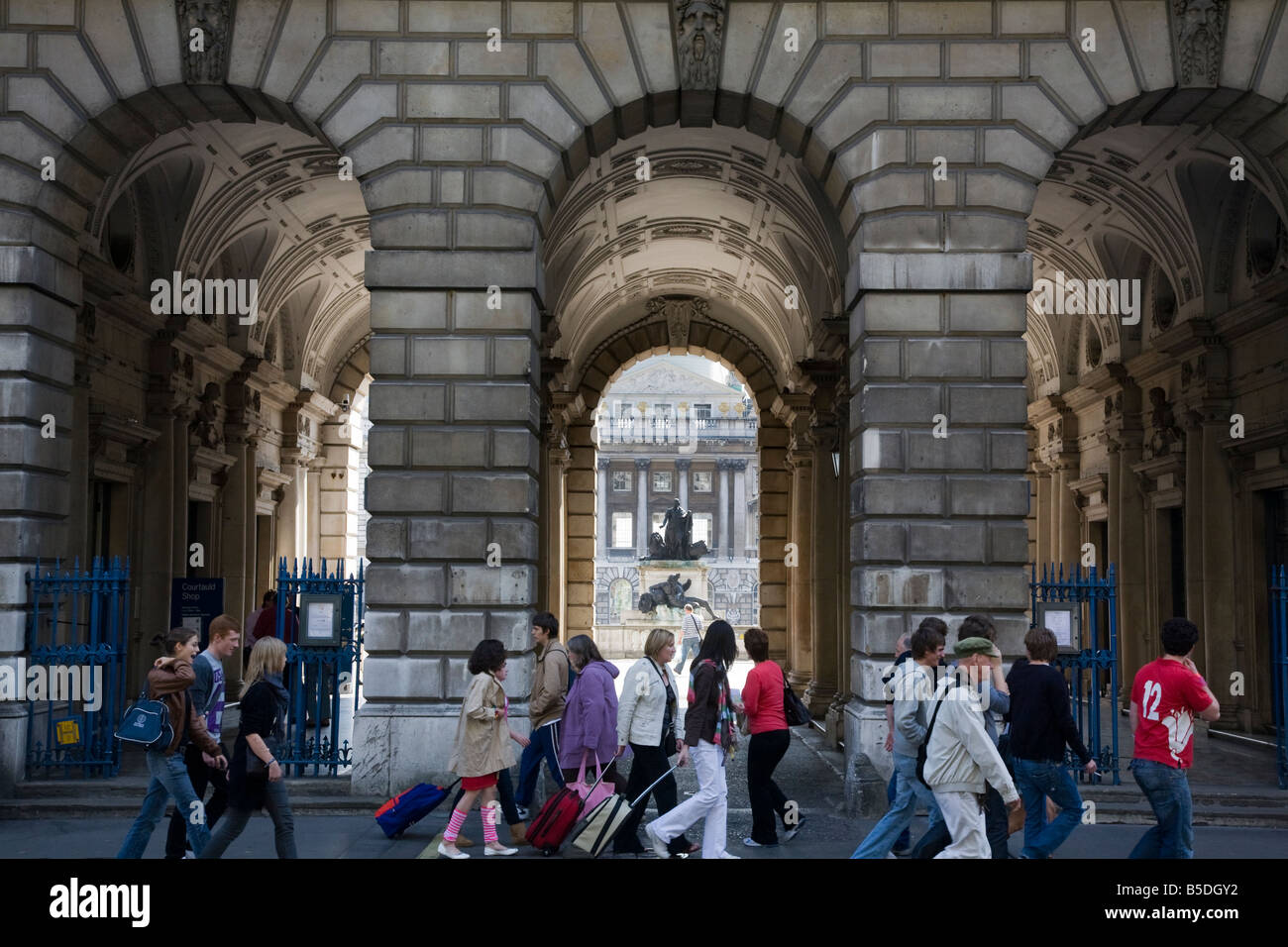 Somerset House in London und Touristen zu Fuß vor dem Haupteingang Bögen Stockfoto