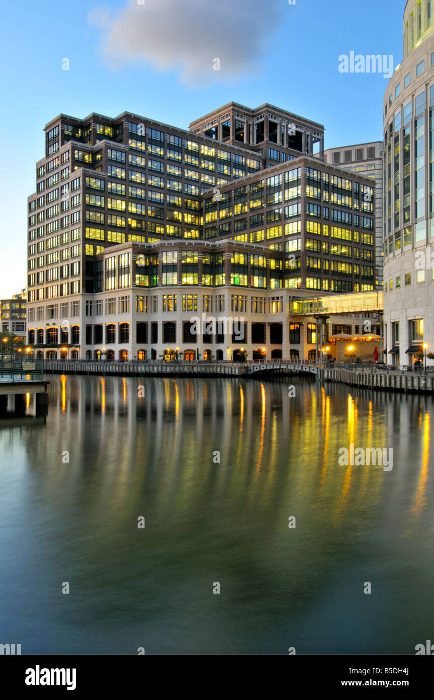 Abenddämmerung Blick über das Dock, um 25 Cabot Square Canary Wharf London Vereinigtes Königreich Stockfoto