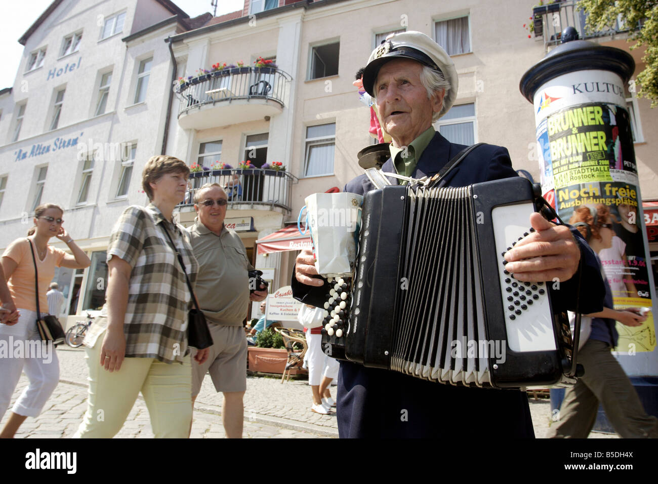 Ein älterer Mann spielt Akkordeon, Warnemünde, Deutschland Stockfoto