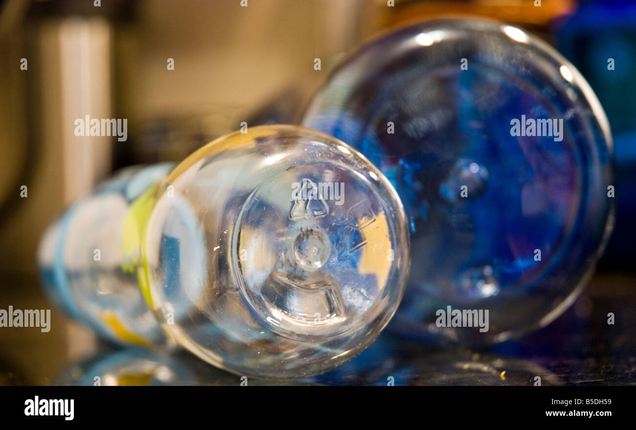Wiederverwendbare Wasserflasche und Babyflaschen aus Polycarbonat Kunststoff Recycling Bewertung 7 gemacht Stockfoto