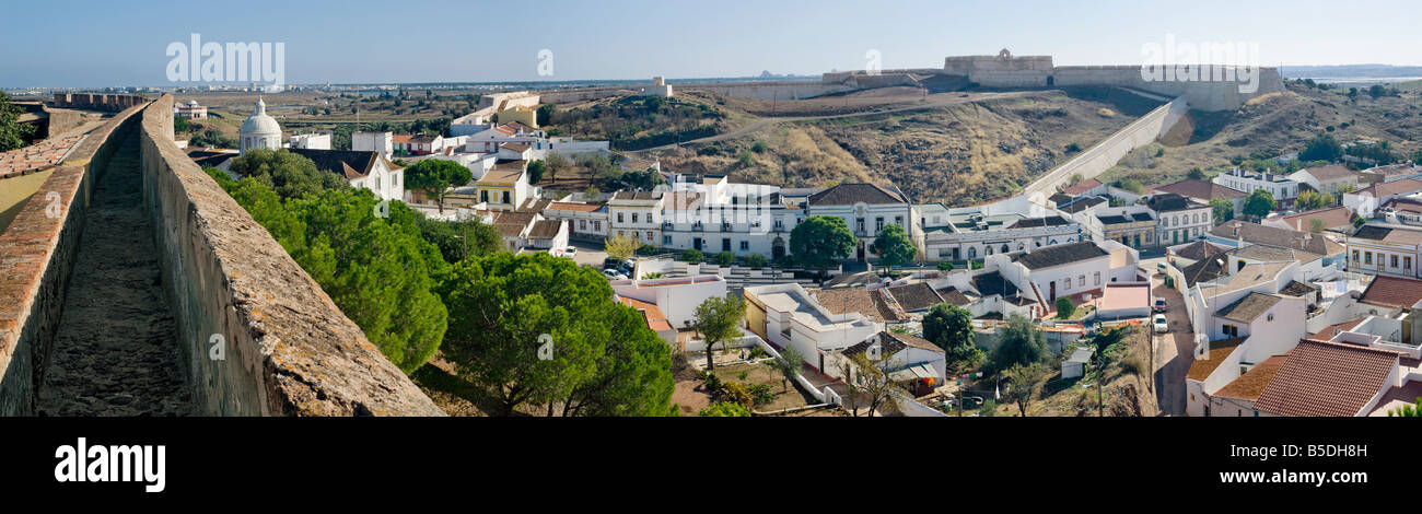 Portugal, der Ost-Algarve Castro Marim, Blick aus dem 11. Jahrhundert Burg über die Stadt zum Castelo de Sao Sebastiao Stockfoto