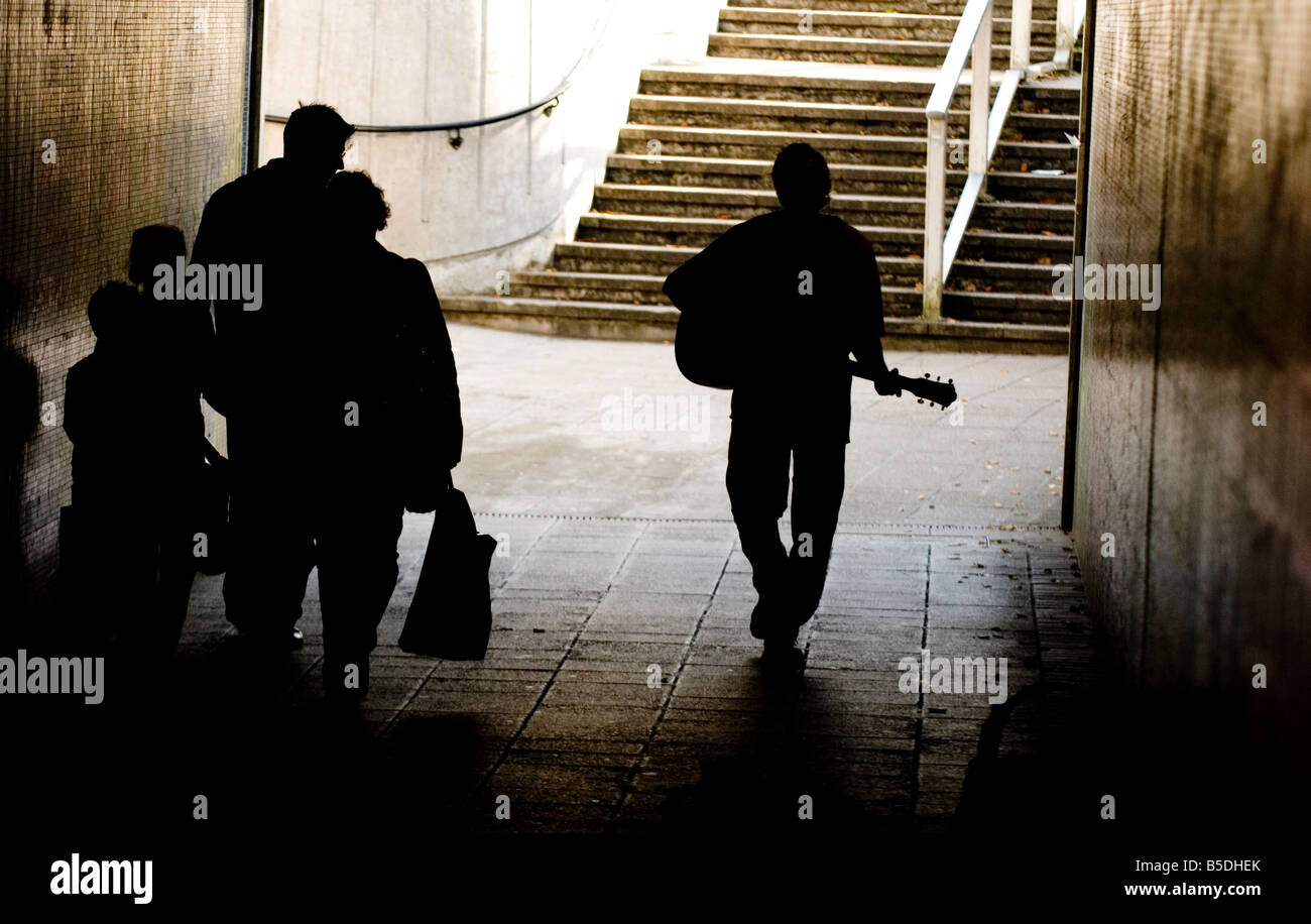 Ein Straßenmusikant Gitarre um ein paar Tipps bekommen Stockfoto