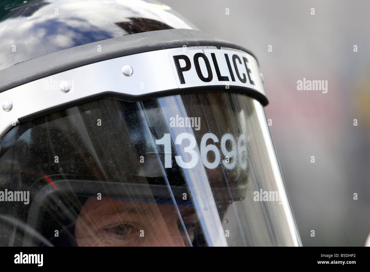 PSNI Police Service of Northern Ireland Riot Squad Kontrolle Offizier trug Schutzhelm und Visier mit ID-Nummer Stockfoto