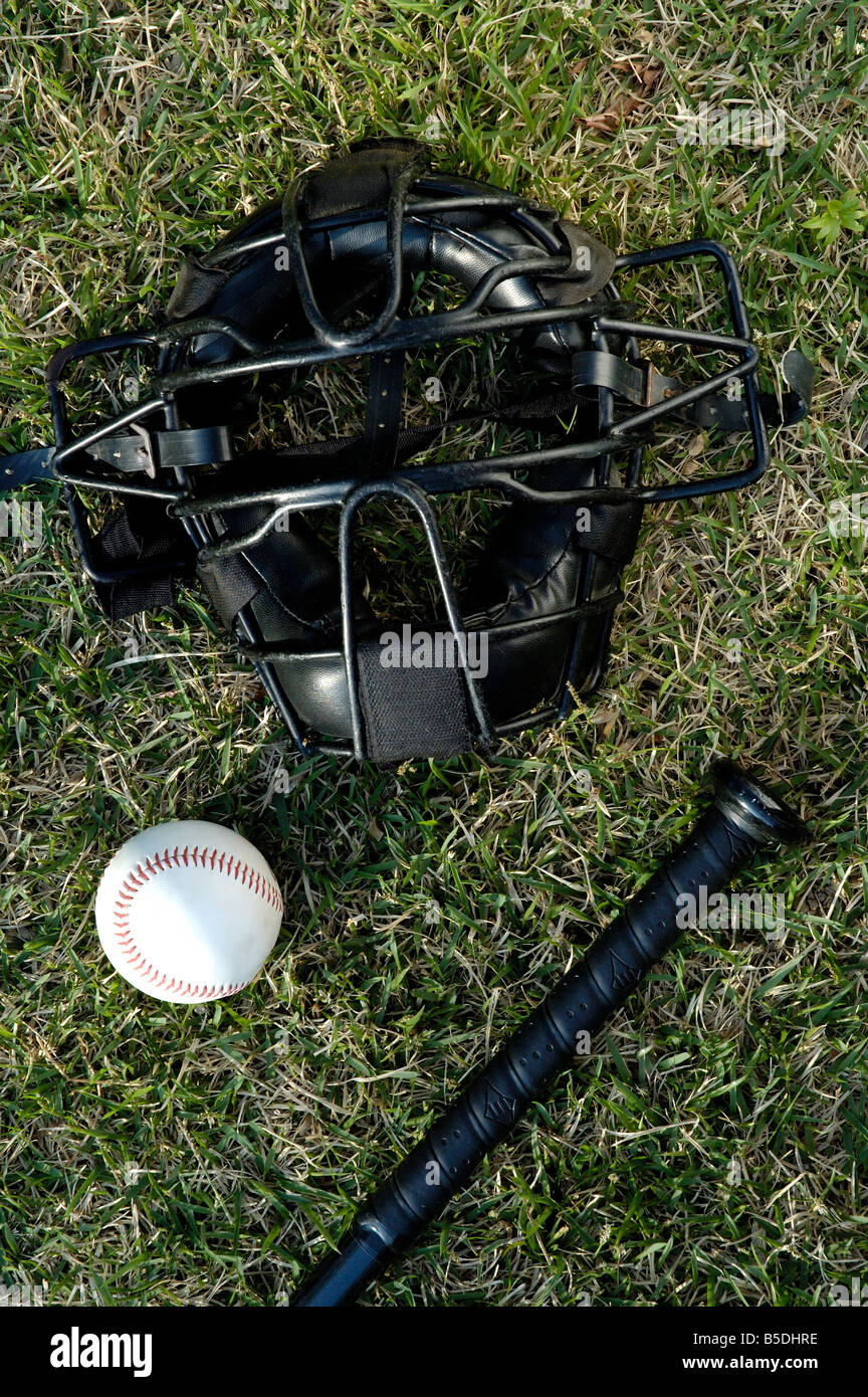 Baseball-Ausrüstung auf dem Rasen Stockfoto