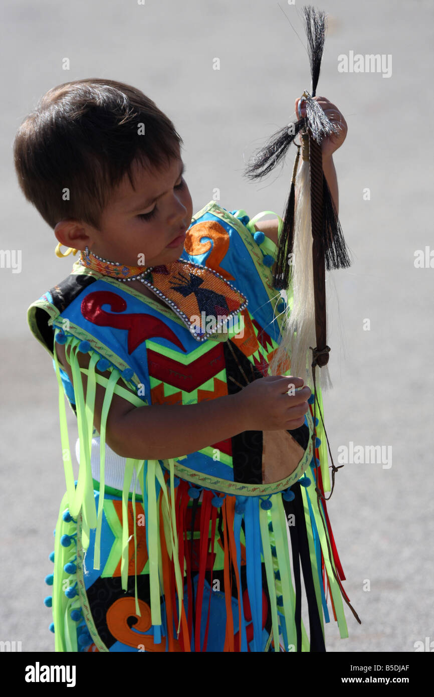Native American Indian junge hält ein Pferdehaar Peitsche in ein schickes Outfit in ein Pow Wow am Seeufer Milwaukee tanzen Stockfoto