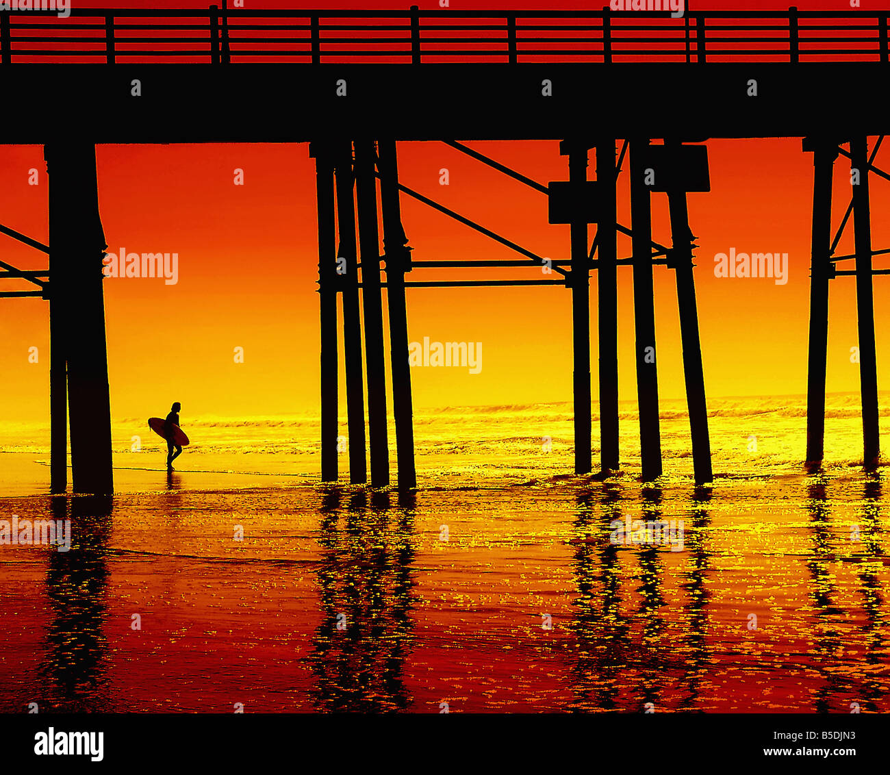 USA A Surfer macht sich bereit, schlagen die Wellen träumen von einen endlosen Sommer in Südkalifornien Imagegewinn Stockfoto