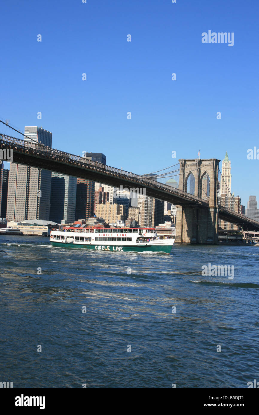 Circle Line cruise Schiff vorbei unter der Brooklyn Bridge. Stockfoto