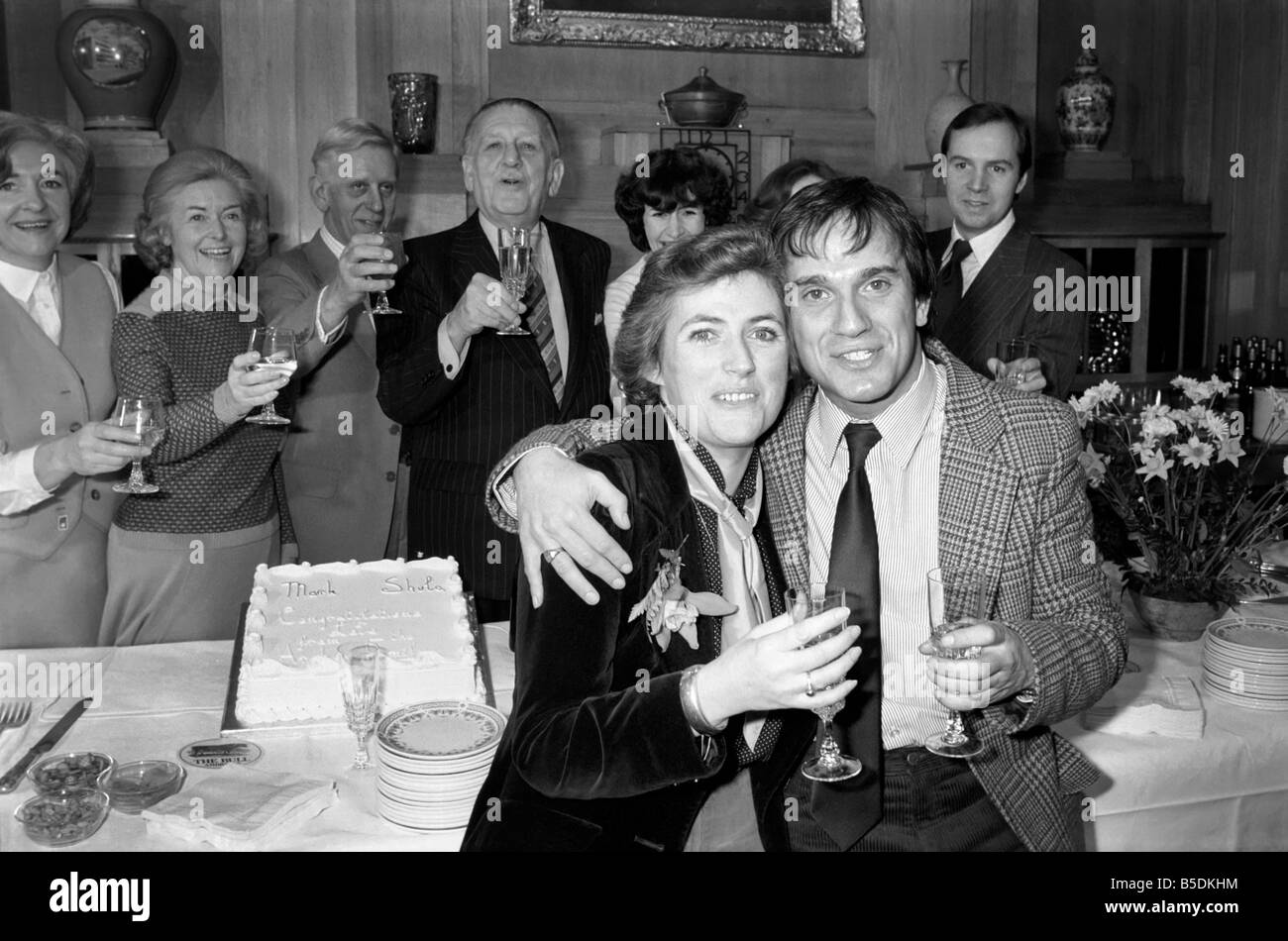 Unterhaltung: Radio: ñThe Archersî 30th Anniversary: "die ArchersÍ feierte ihr 30-jähriges bestehen auf einer Party bei der BBC, wo es wurde angekündigt die ein-/ Romanze zwischen Shula Archer und Anwalt Mark Hebden blüht in eine überraschende Verlobung auf neue YearÍs Tag ' The ArchersÍ feiert 30 Jahre auf BBC Radio. Shula Archer, 22, wird gespielt von Judy Bennett Mark Hebden, 27, von Richard Derrington. Das glückliche Paar mit feiern hinter Peggy Archer (June Spencer), Nelson Gabriel (Jack Mai), Dan Archer (Edgar Harrison) und Brian Aldridge (Charles Collingwood) Stockfoto