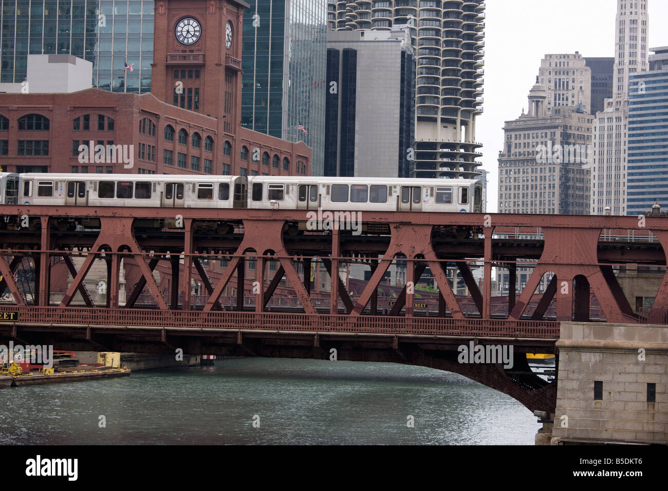 Ein El Train auf die erhöhten Zug System Kreuzung Wells Street Bridge, Chicago, Illinois, USA, Nordamerika Stockfoto