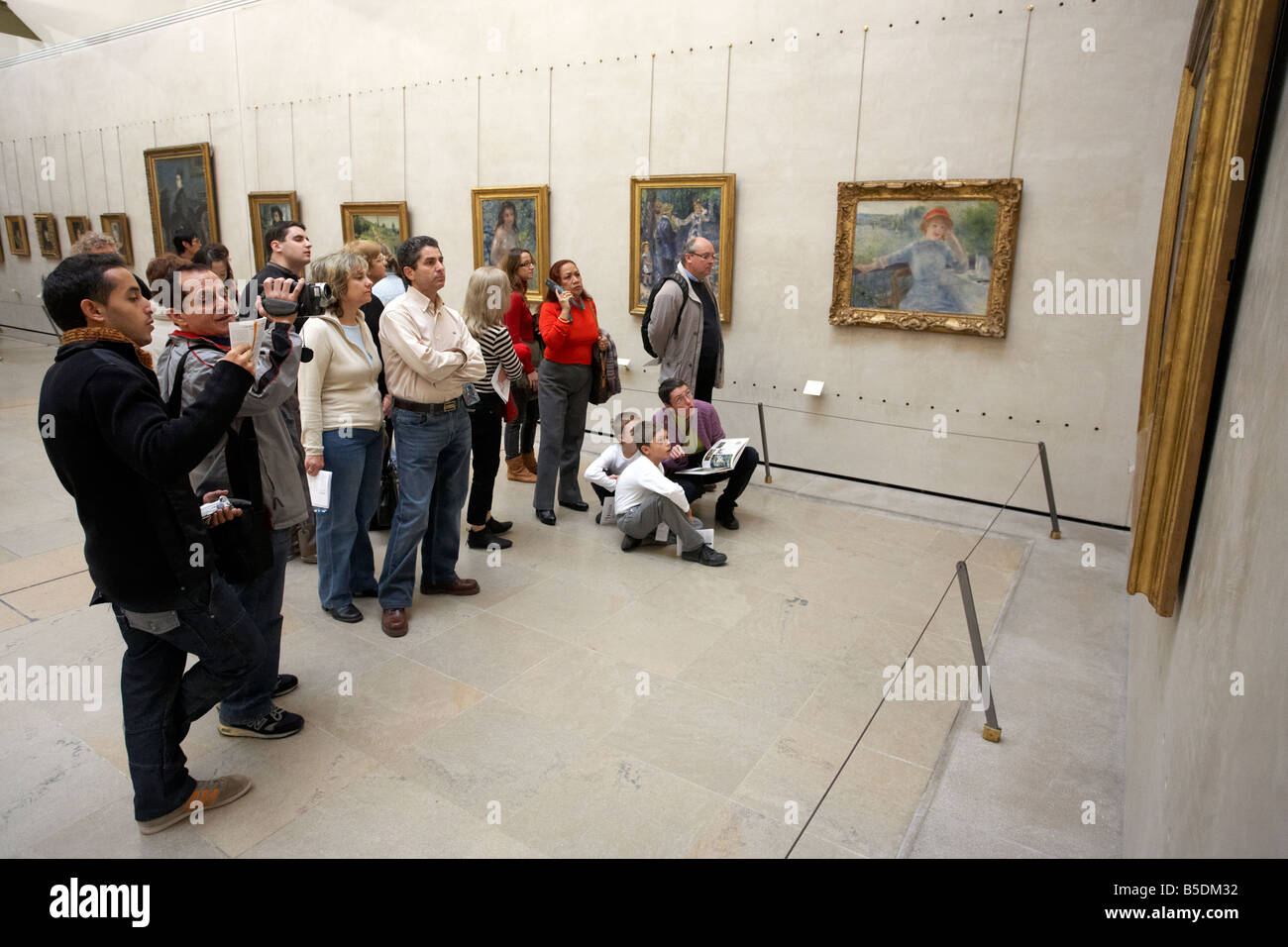 Besucher des Musee d ' Orsay in Paris Blick auf eines der Bilder Stockfoto