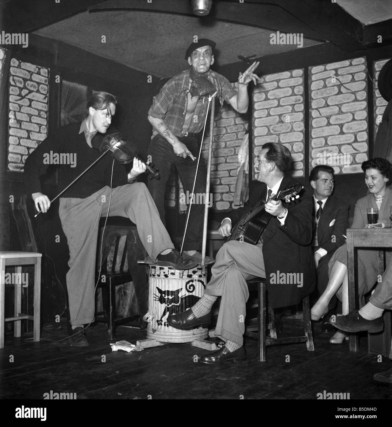 Skiffle Gruppe Belived Black Cat gesehen hier in einem Pub ausführen aufgerufen werden. Der Bass wird mithilfe einer Mülltonne und einem Besen erstellt. 1954 ca. 1954 Stockfoto