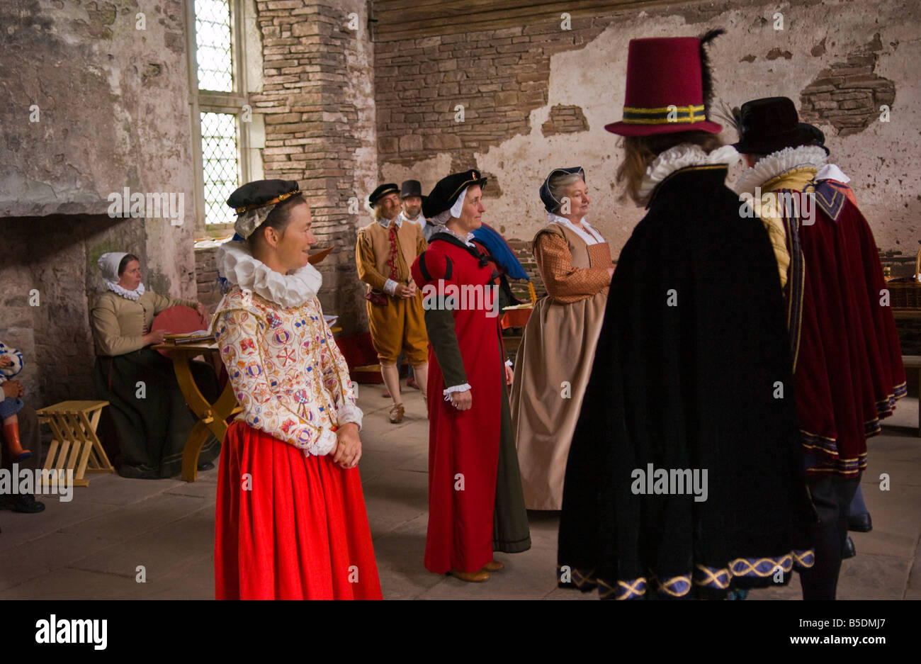 Reenactors neu zu erstellen, Musik und Tanz aus der Frühzeit der jakobinischen am Tretower Hof in der Nähe von Crickhowell Powys South Wales Stockfoto