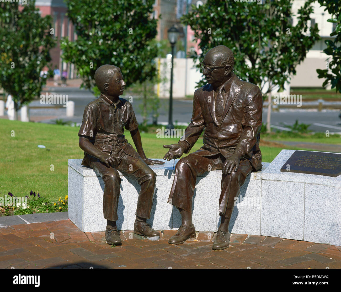 Bronze Statue Mann und der junge Woldenberg Riverfront Park New Orleans Louisiana Vereinigte Staaten von Amerika Nordamerika Stockfoto