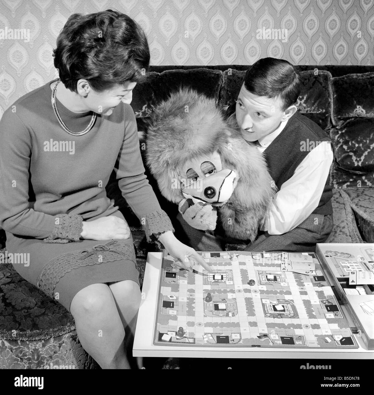 Terry Hall mit Lenny der Löwe hier zu Hause zu sehen. 1960 A1226-001 Stockfoto