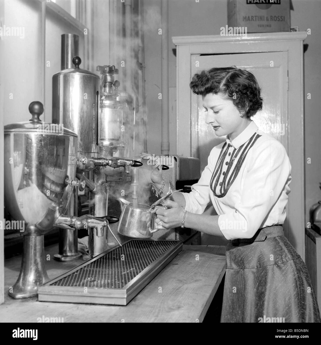 Kellnerin/Frau gesehen hier Vorbereitung Töpfe Tee in einem Café. 1957 A17b-002 Stockfoto