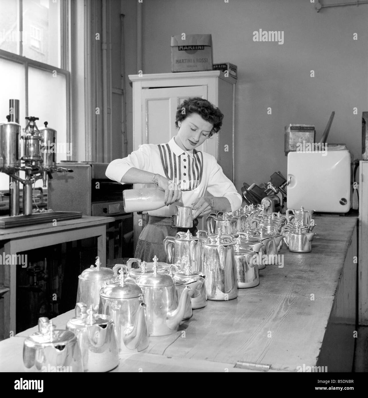 Kellnerin/Frau gesehen hier Vorbereitung Töpfe Tee in einem Café. 1957 A17b-003 Stockfoto