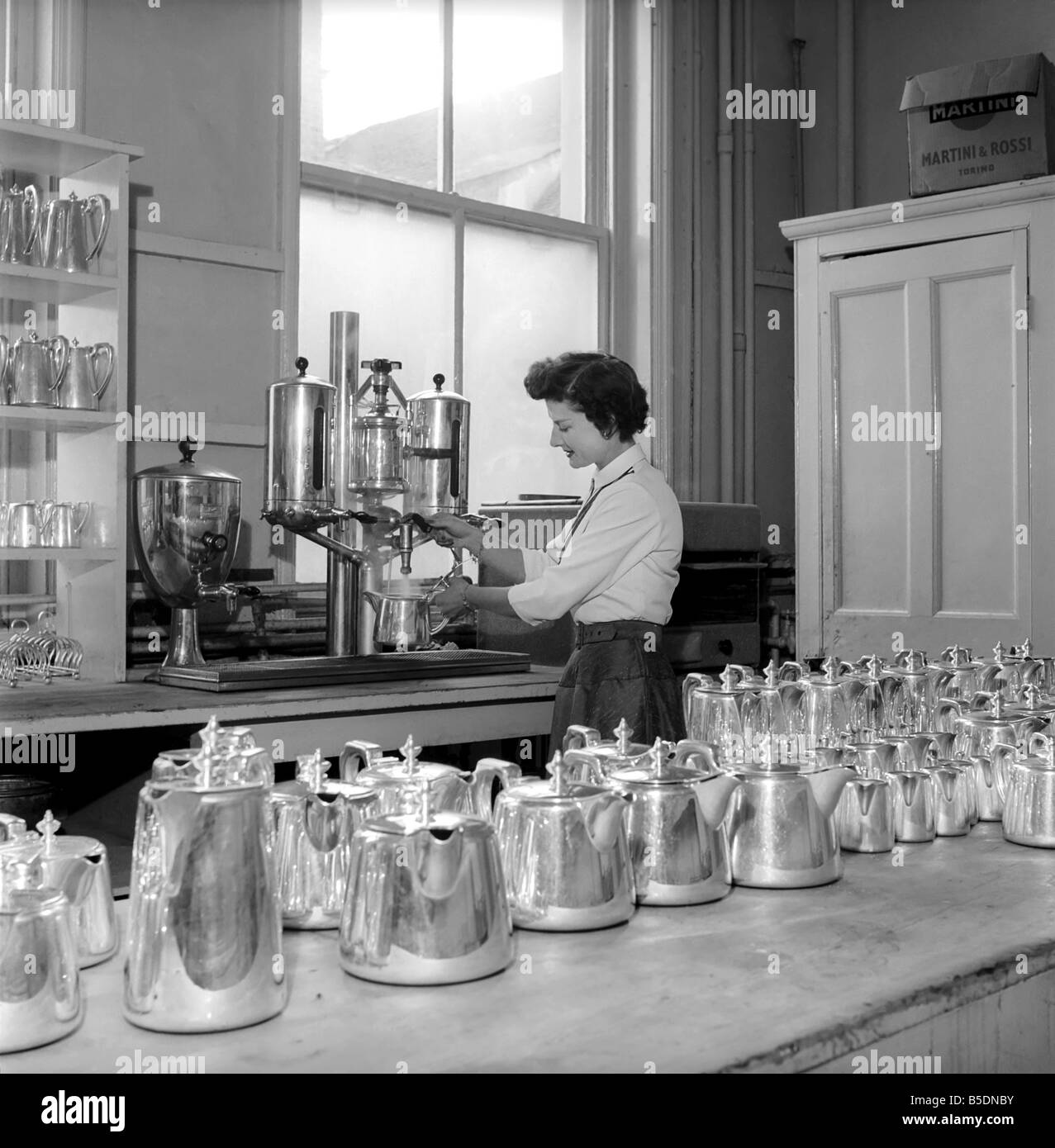 Kellnerin/Frau gesehen hier Vorbereitung Töpfe Tee in einem Café. 1957 A17b Stockfoto