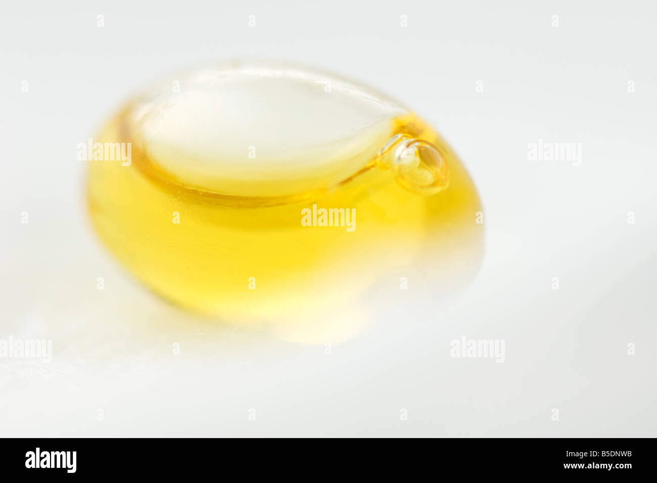 Gelbe Flüssigkeit innerhalb des eiförmigen Behälter, Nahaufnahme Stockfoto