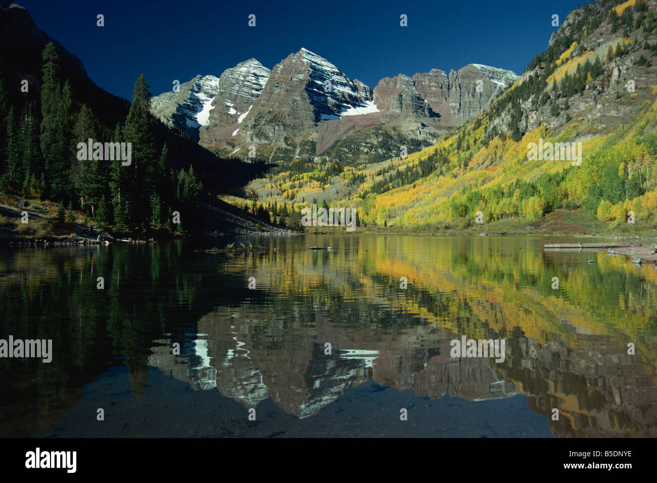 Maroon Bells spiegelt sich im See, in der Nähe von Aspen, Colorado, USA, Nordamerika Stockfoto